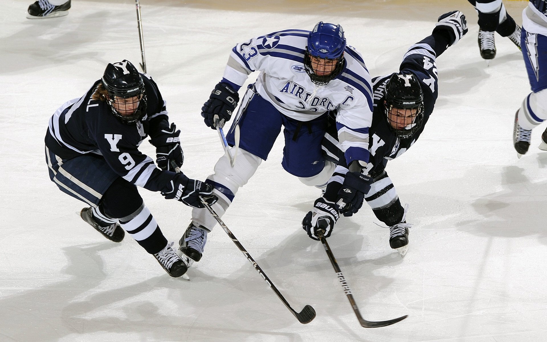 九游网游官网-佩纳罗尔锋线对抗国民队防线，佩纳罗尔特别球衣