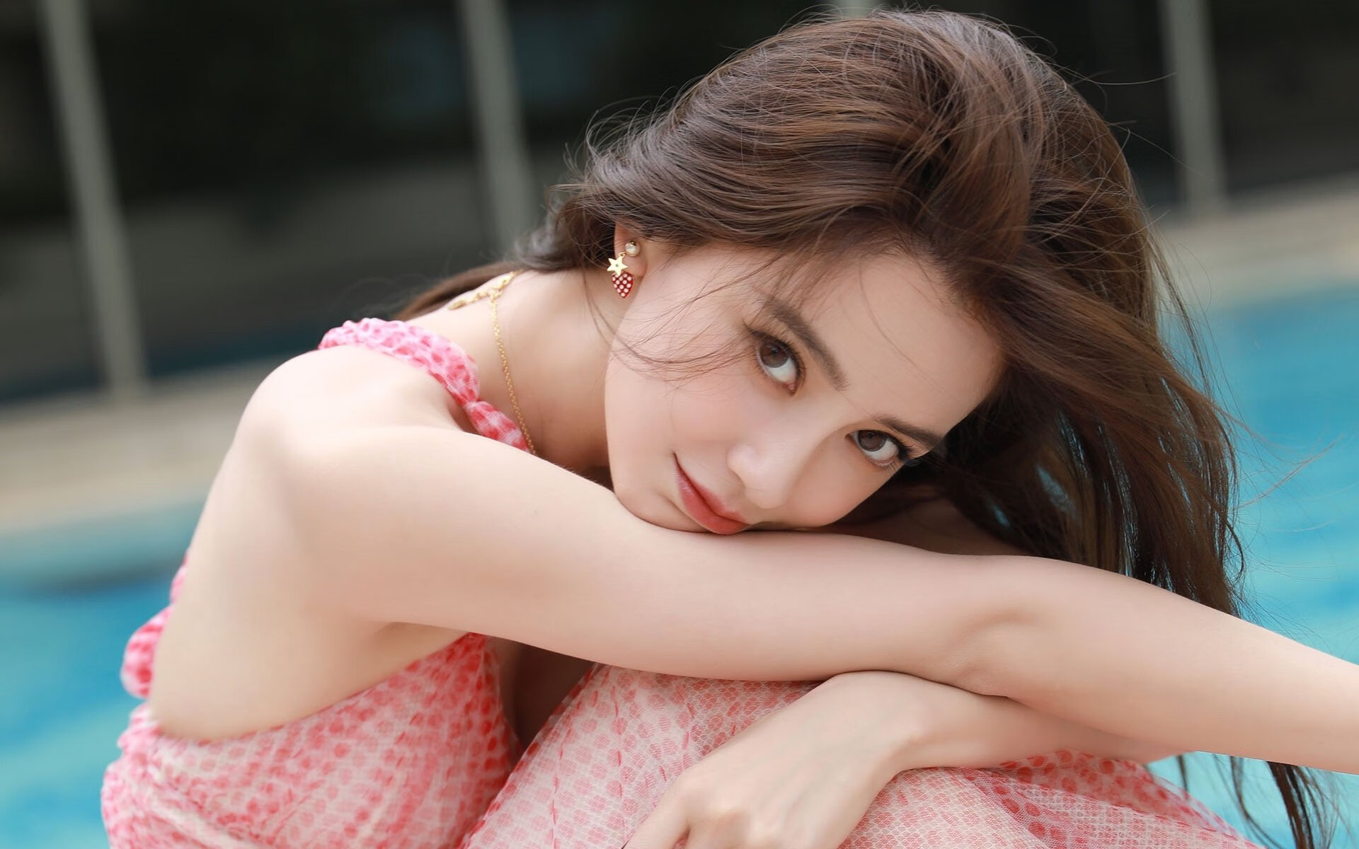 荷兰女足在预选赛中与法国队激战，荷兰女足在预选赛中与法国队激战的比赛