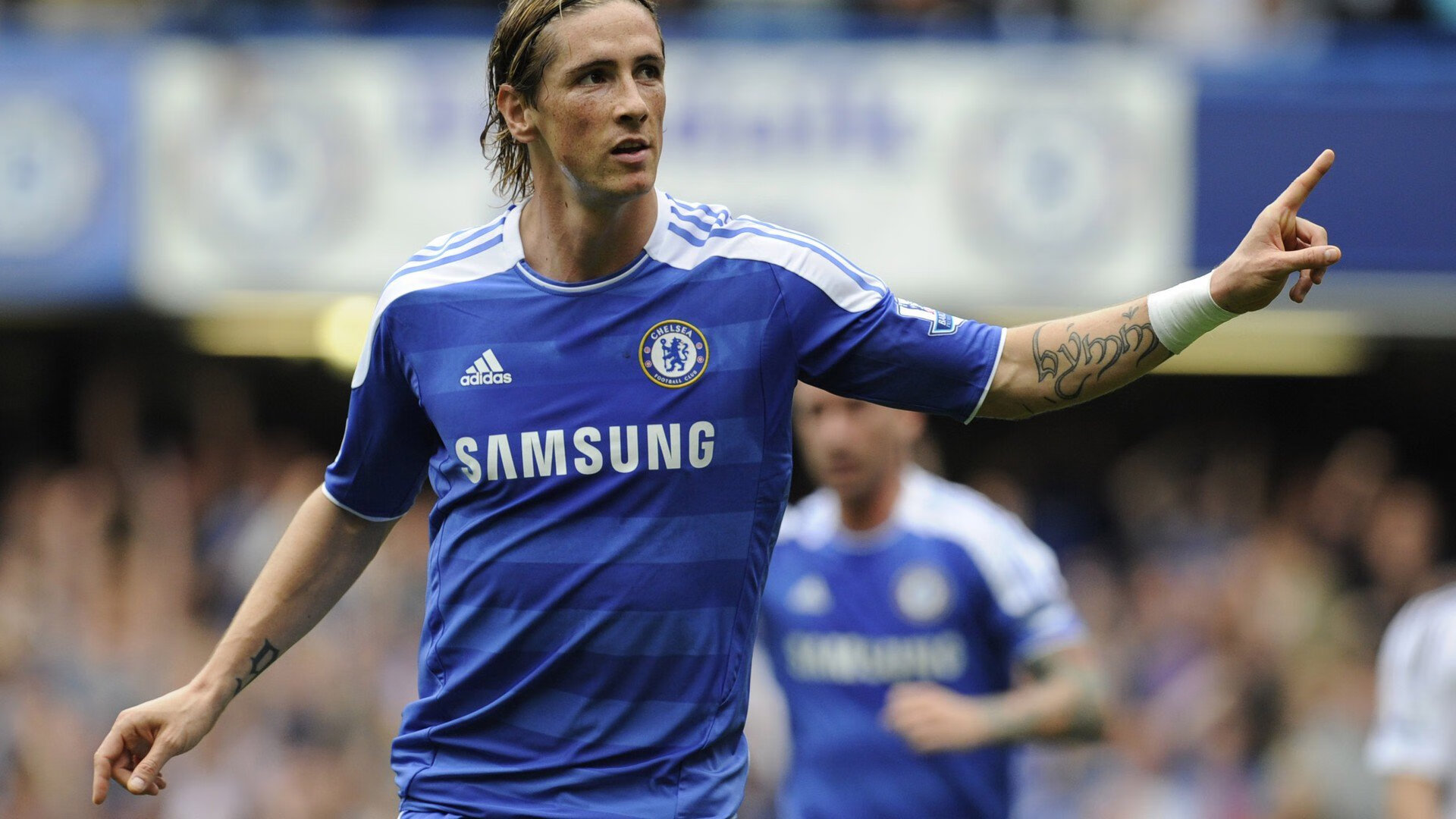 英超球队采用智能穿戴设备提升训练科学性,英超联赛用球