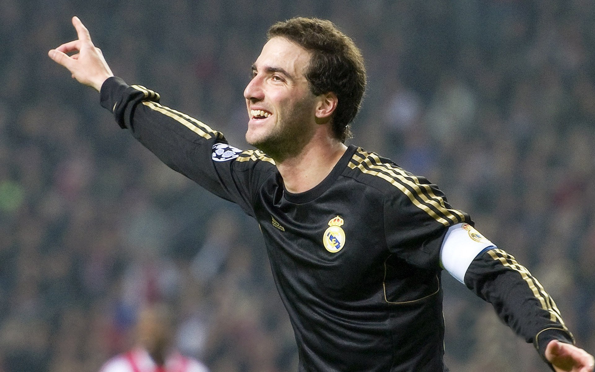 _逆境中的坚韧：运动员咬紧牙关完成精彩逆转_，运动员嘴里咬的是什么